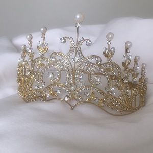 Beautiful tiara!